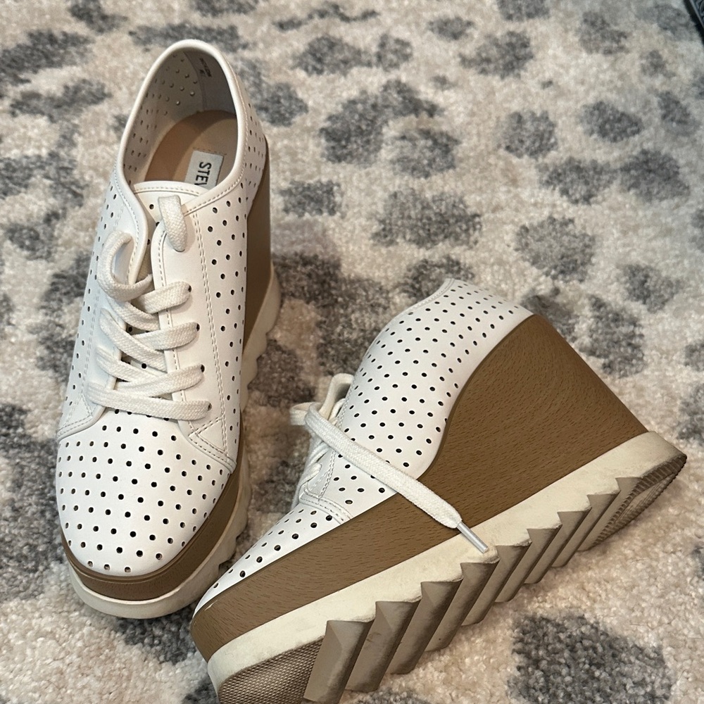 Steve Madden White and Brown Perforated Wedges